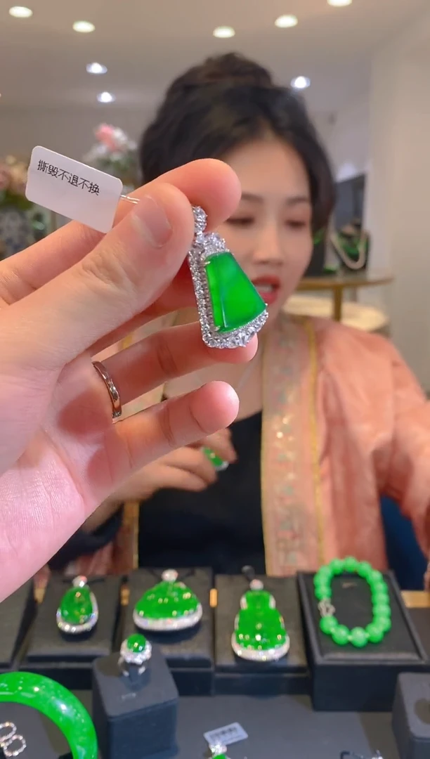 吊坠(赠链)银S925镶嵌翡翠天然翡翠a货多样性发