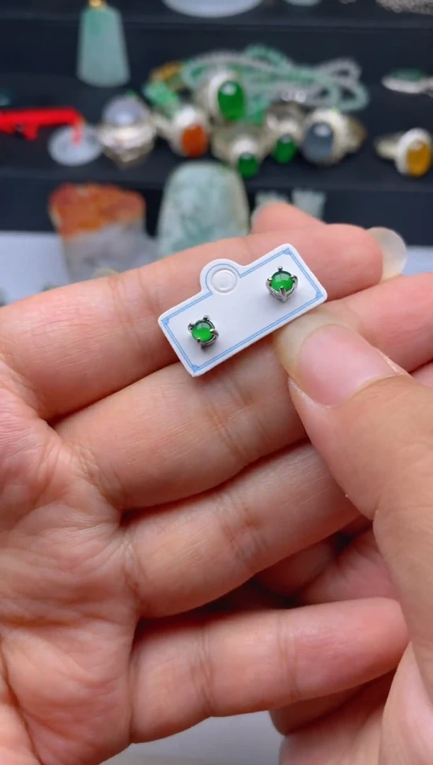 翡翠未镶嵌耳钉寄售回流无鉴赏期