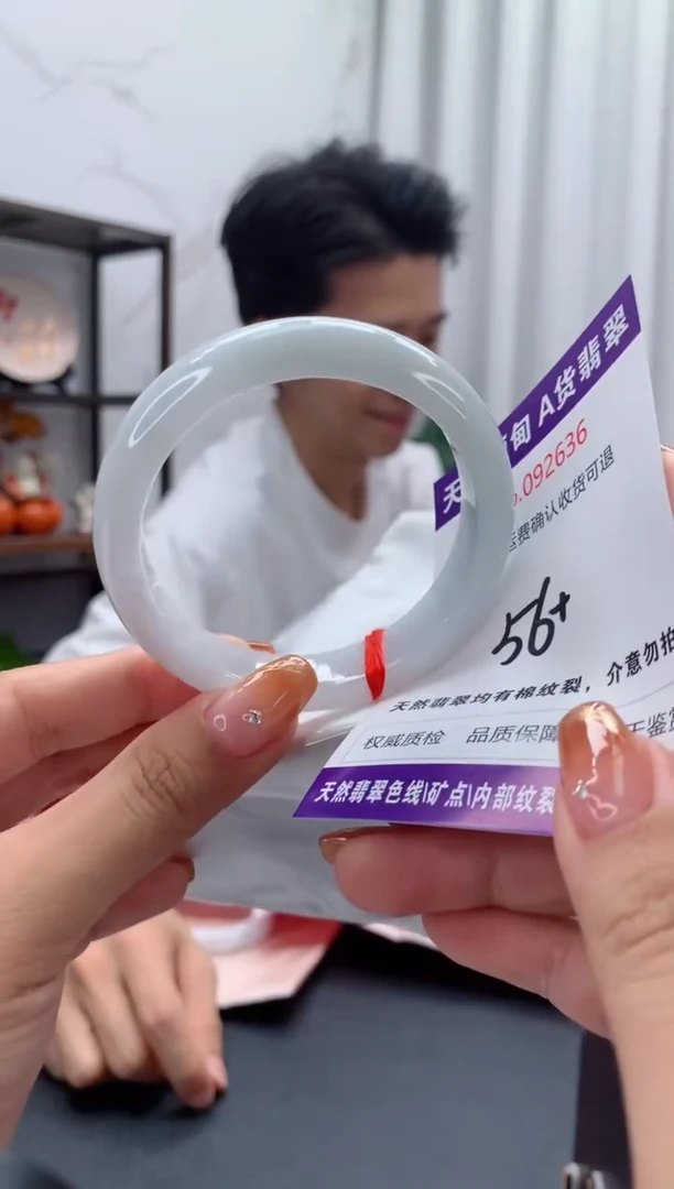 未镶嵌手镯翡翠有纹，完美者勿拍