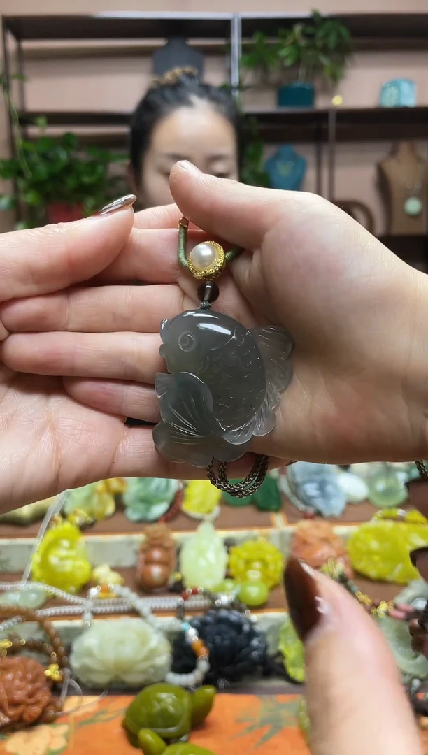 未镶嵌岫玉颈饰·