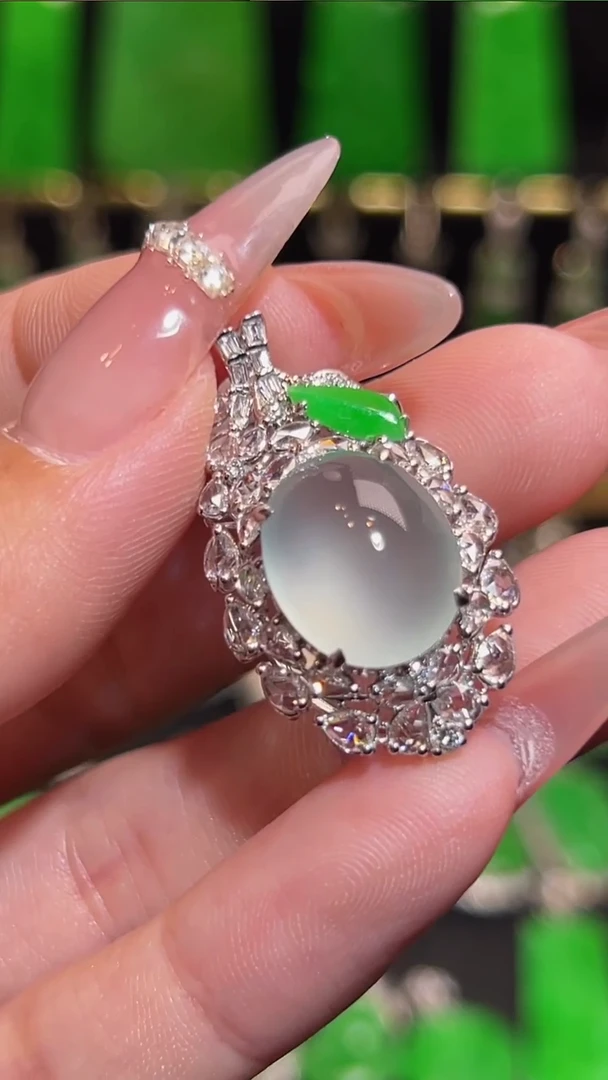 18K金镶嵌挂件翡翠吊坠