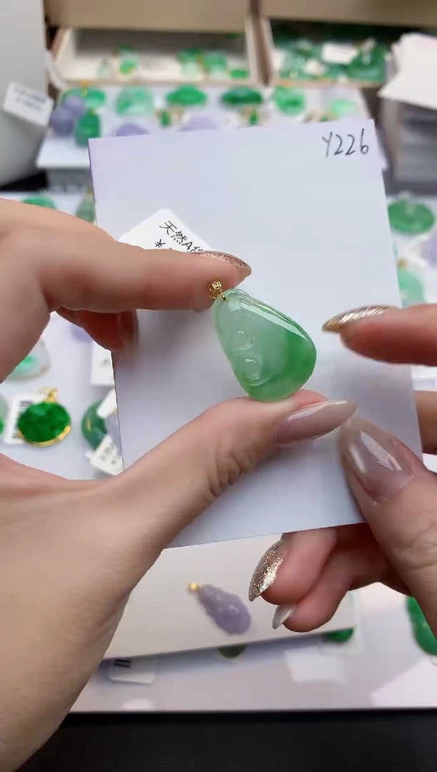 颈饰18K金镶嵌翡翠天然缅甸A货翡翠