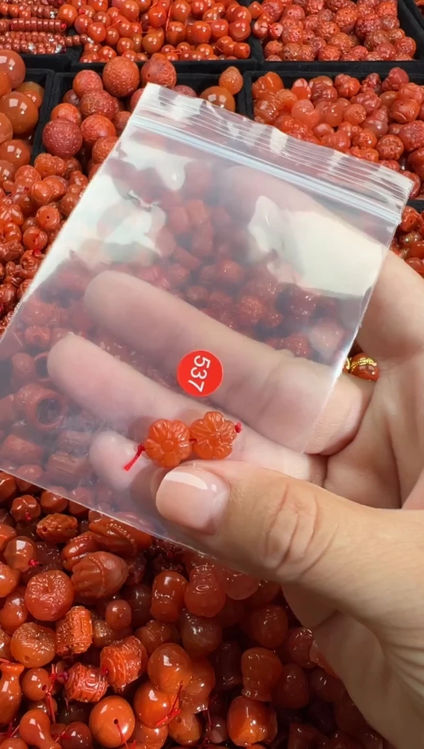 南红玛瑙未镶嵌颈饰1