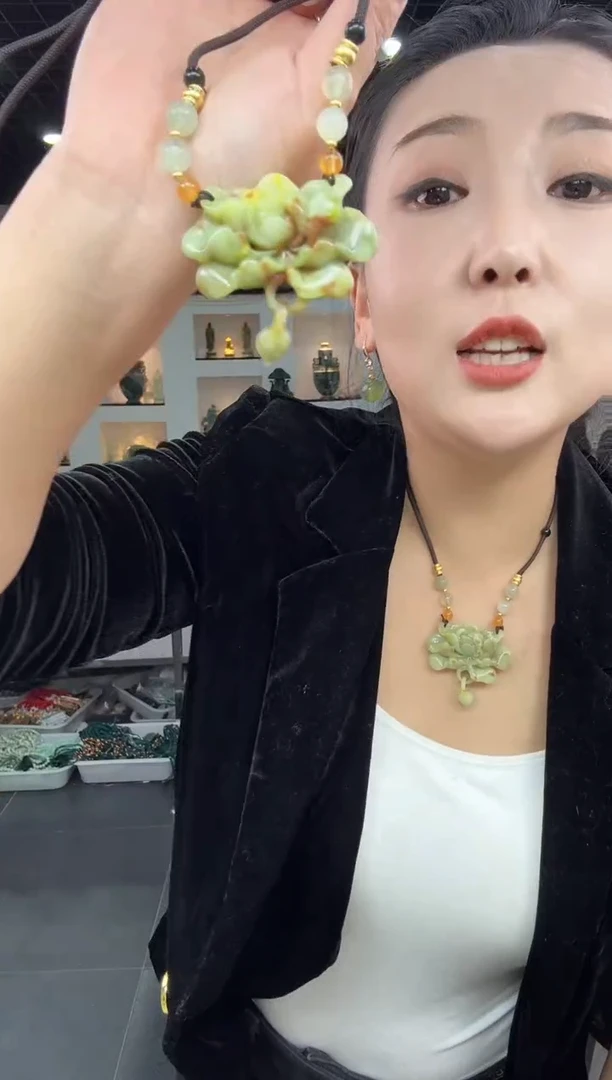 未镶嵌岫玉颈饰仙女牡丹花怀【半珠链】