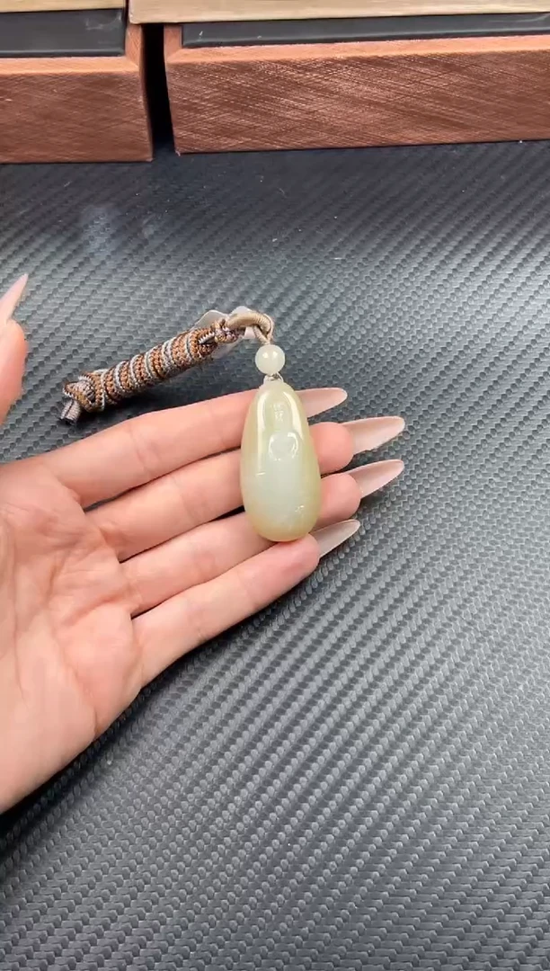 吊坠(赠链)未镶嵌和田玉且末迪克兰一细微色差吊坠