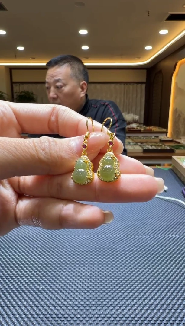 颈饰未镶嵌和田玉耳饰一对