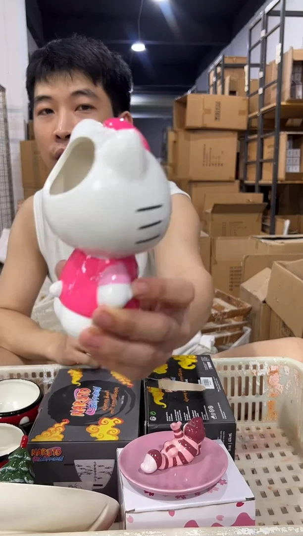 瓷片粉色kt猫笔筒
