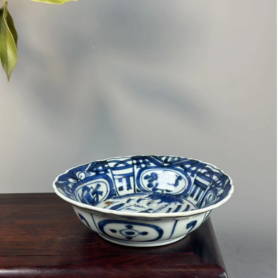 68:明晚期克拉克瓷“青花洞石花岛纹折沿盘