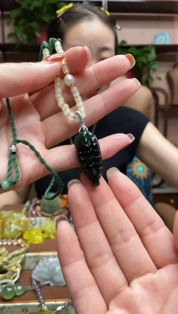 未镶嵌蛇纹石玉颈饰北****司·