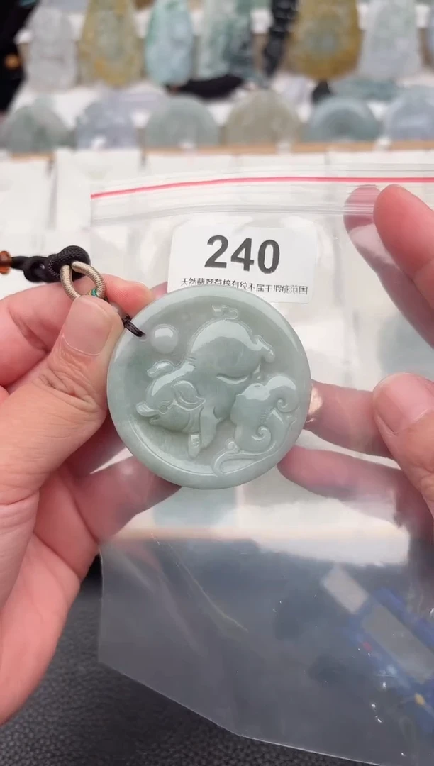 翡翠未镶嵌颈饰天然翡翠吊坠240