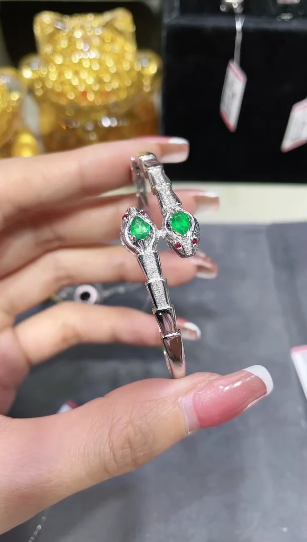 18K金镶嵌祖母绿手镯