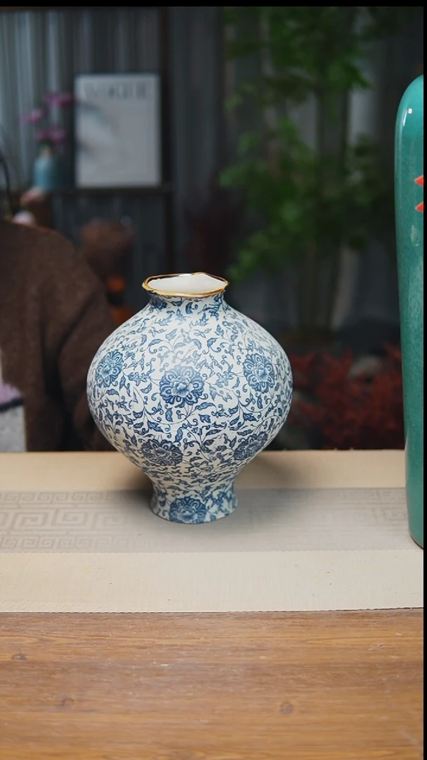 异形花器青花瓷缠枝莲灯笼