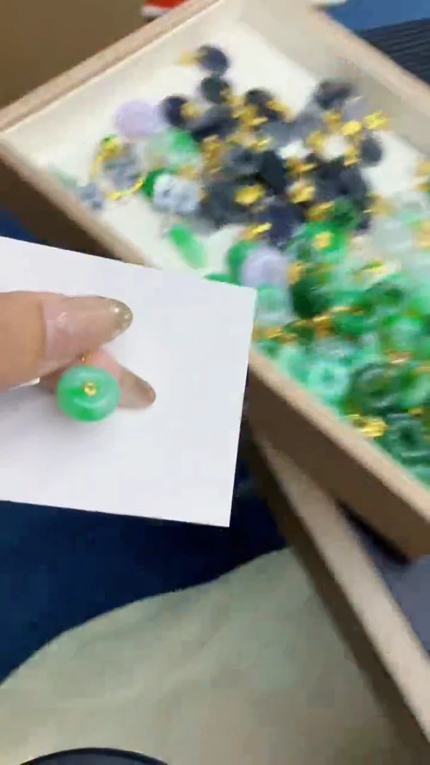 翡翠18K金镶嵌颈饰           1