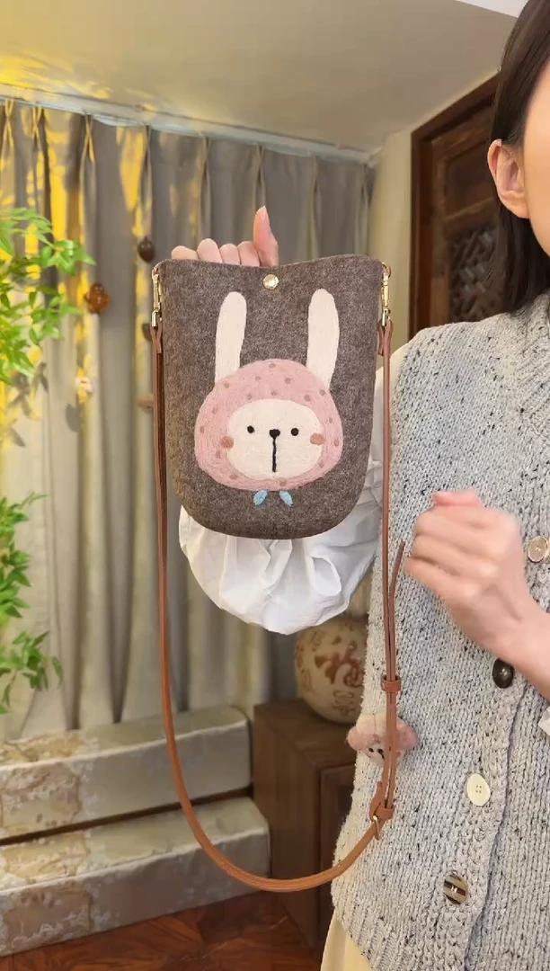 羊毛非遗羊毛毡包 手机包兔子