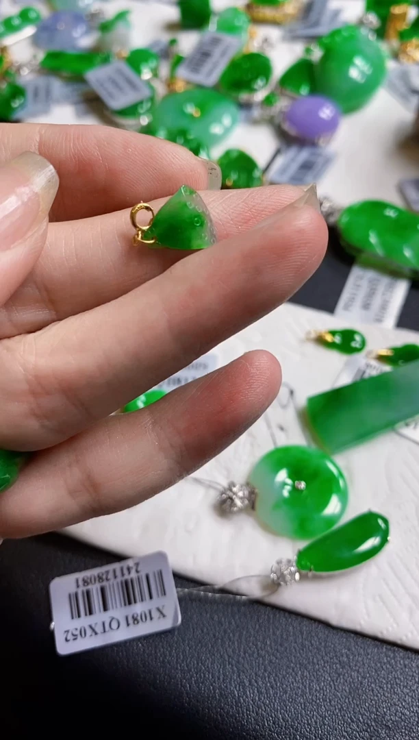 翡翠18K金镶嵌颈饰吊坠