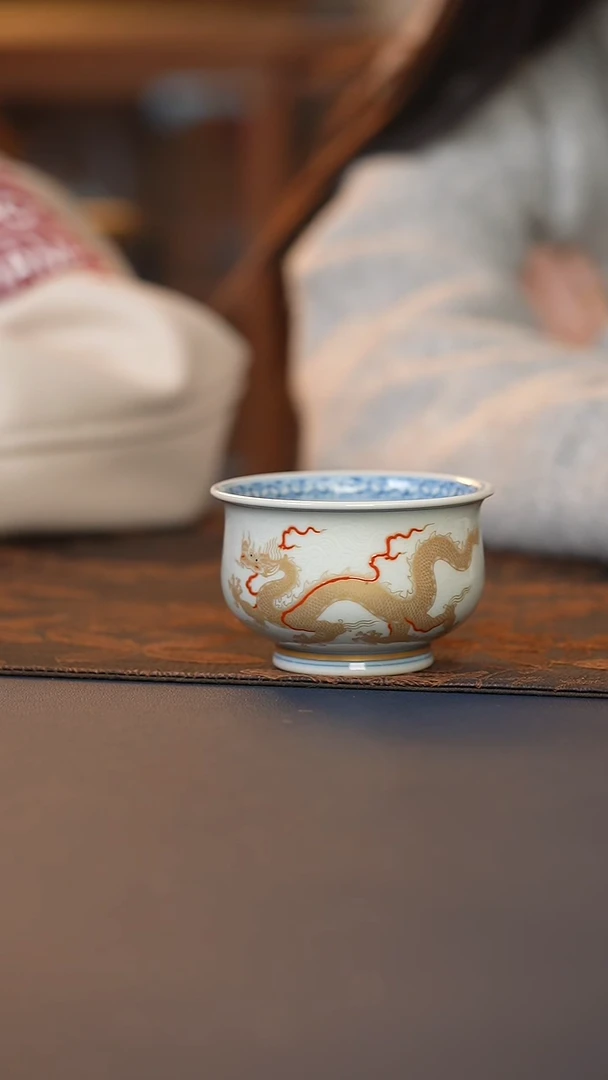 成蕴窑暗刻龙纹炉式杯