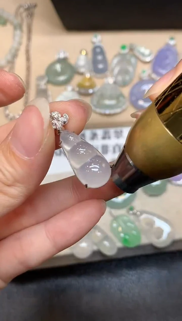 颈饰18K金镶嵌翡翠福豆【无服务费