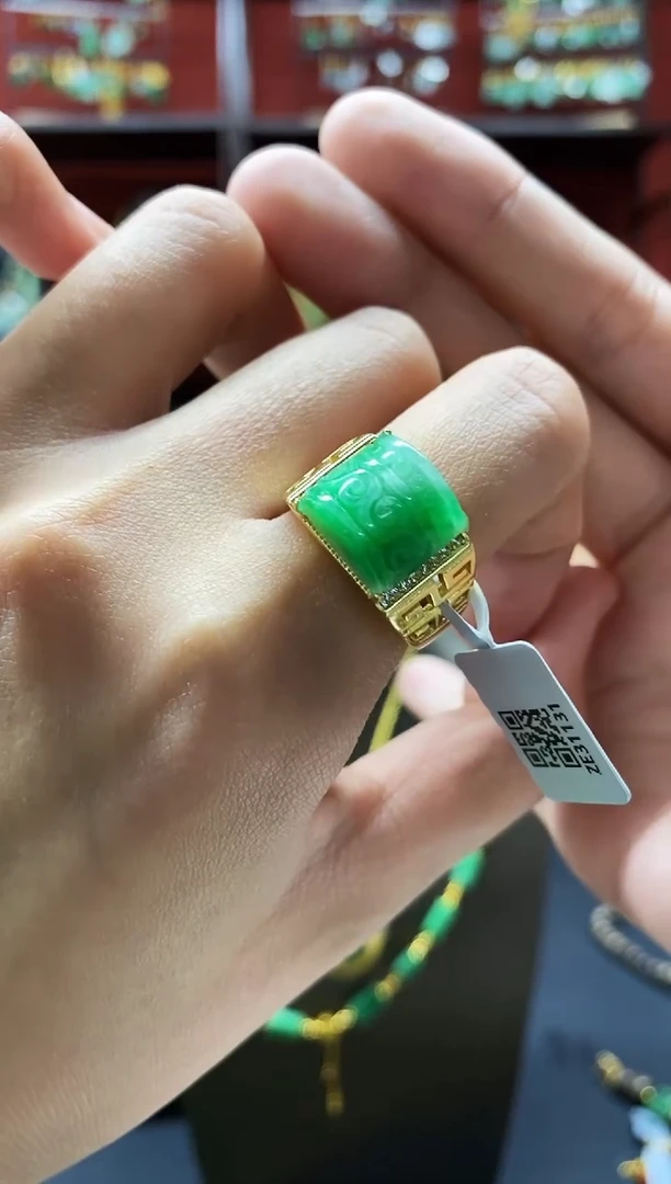 颈饰未镶嵌翡翠戒指