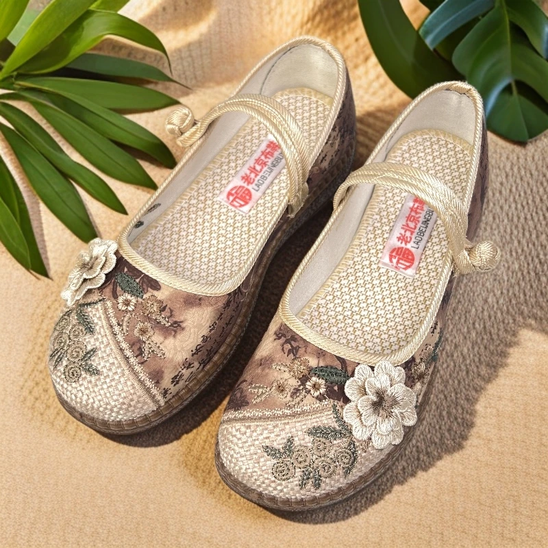 2025新款老北京复古民族透气妈妈汉服浅口绣花鞋软底一脚蹬单鞋女