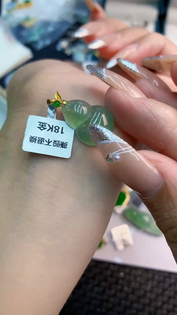 颈饰18K金镶嵌翡翠1