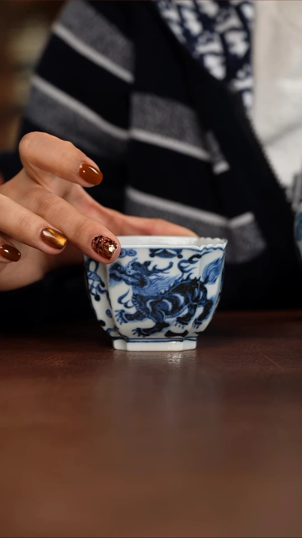 元青花双甪端纹四方杯