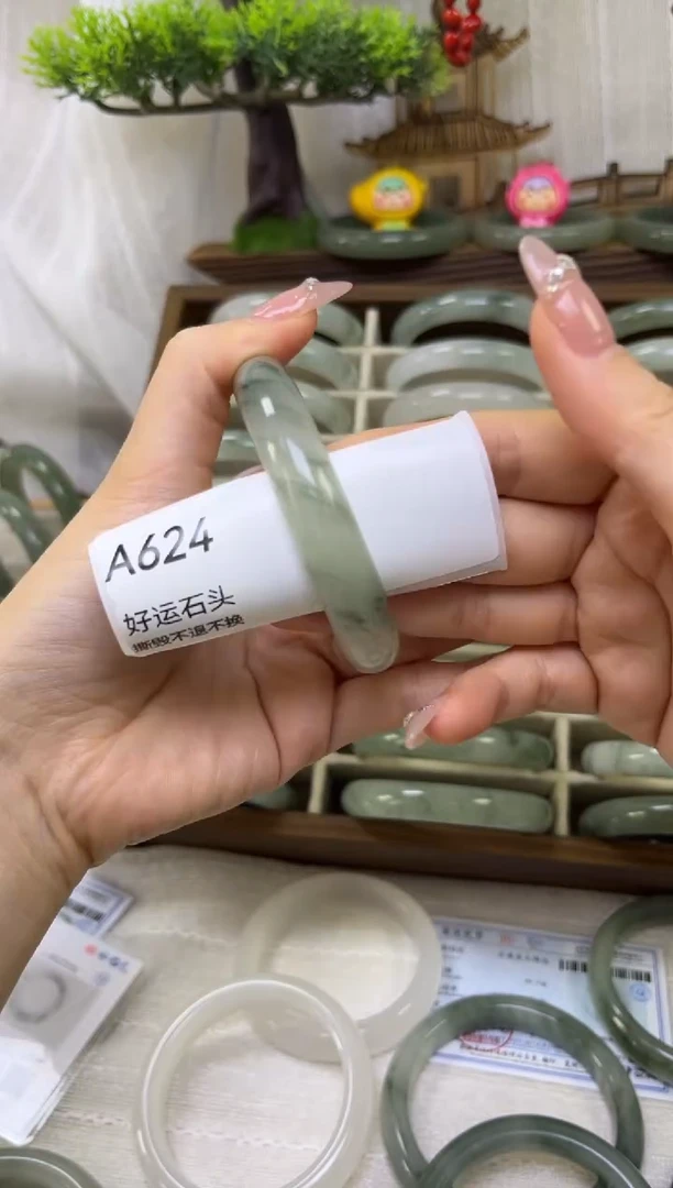 未镶嵌手镯石英质玉微瑕a624