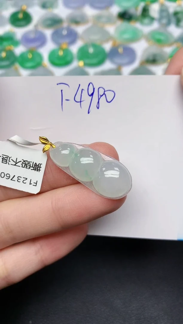 颈饰18K金镶嵌翡翠v