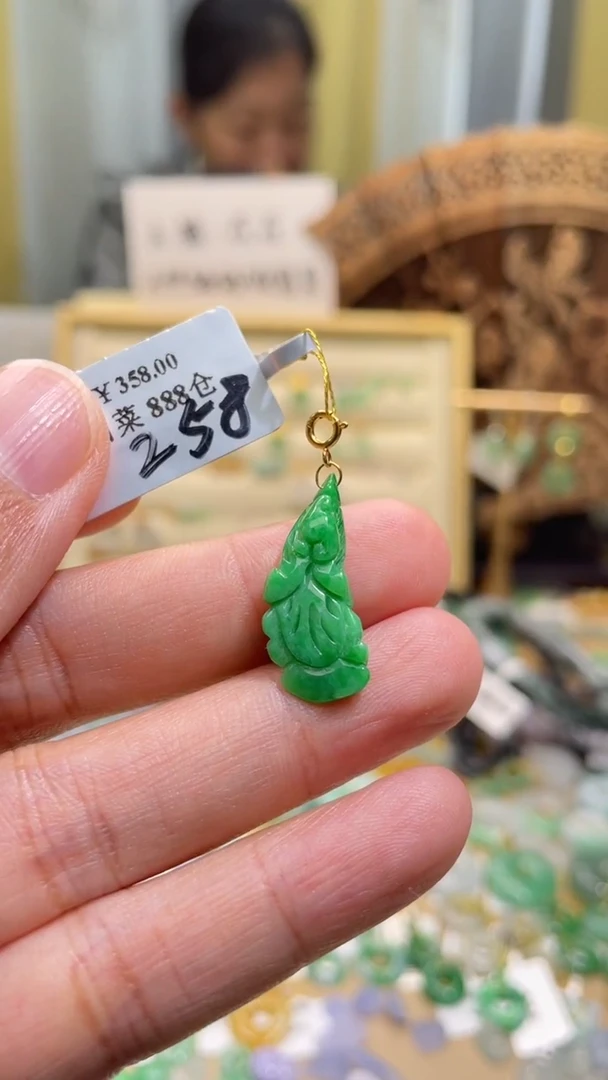 颈饰未镶嵌翡翠花