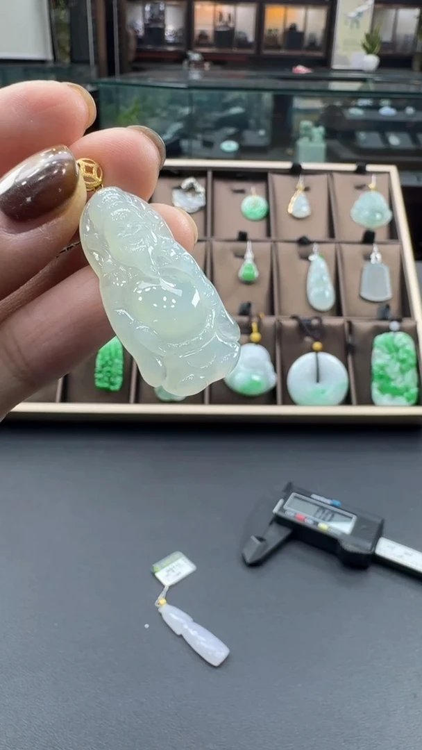 颈饰18K金镶嵌翡翠财爷