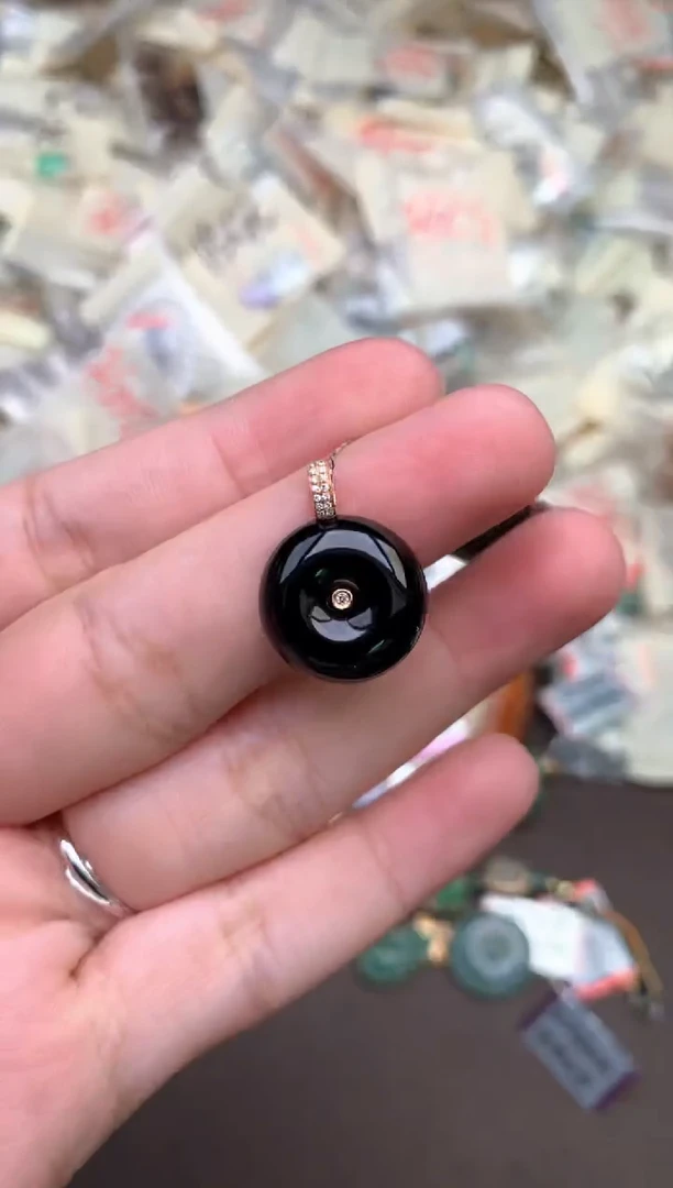 18K金镶嵌挂件翡翠 —