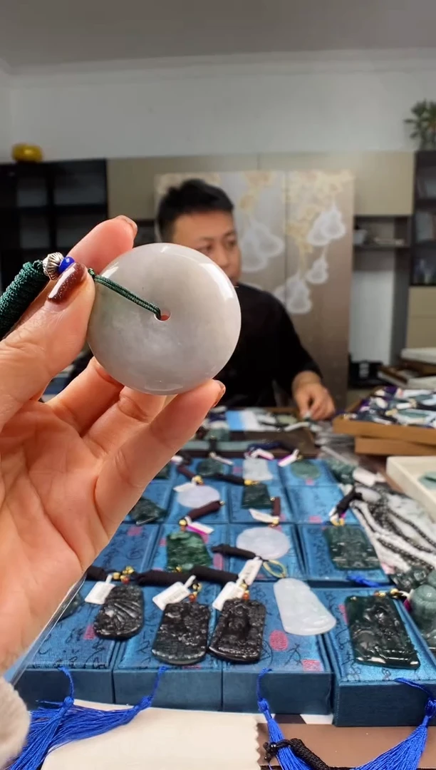 颈饰未镶嵌翡翠  多样性发其一