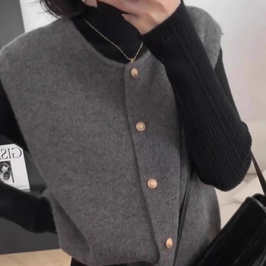 羊毛四针加厚铜扣马甲灰色针织背心女款秋冬叠穿时尚外穿马夹上衣