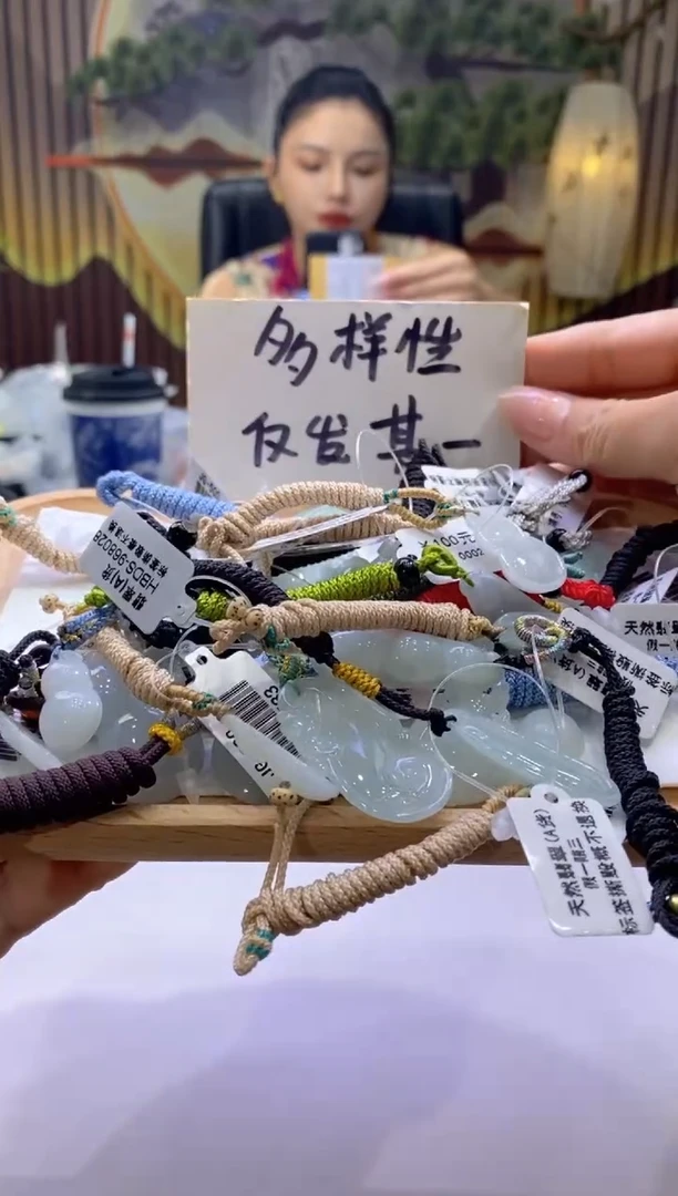 翡翠未镶嵌颈饰多样性仅发其一9553