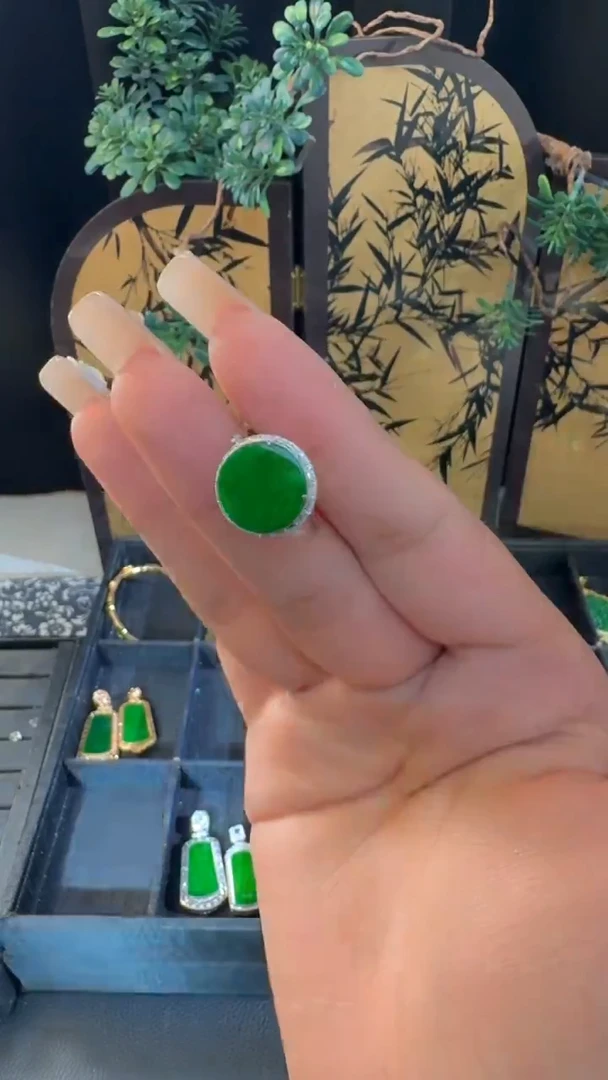 18K金镶嵌戒指翡翠天然缅甸A货翡翠戒指