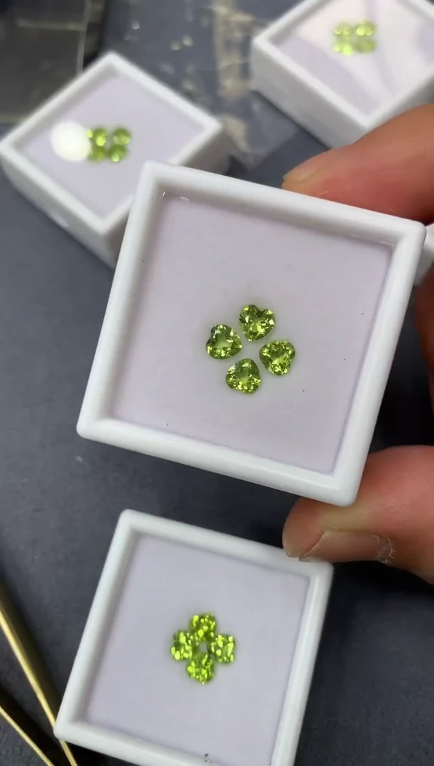 【闪购商品】橄榄石裸石未镶嵌四叶草 多样性发货一组4粒