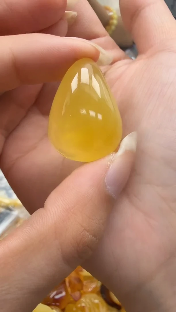 未镶嵌琥珀裸石如图