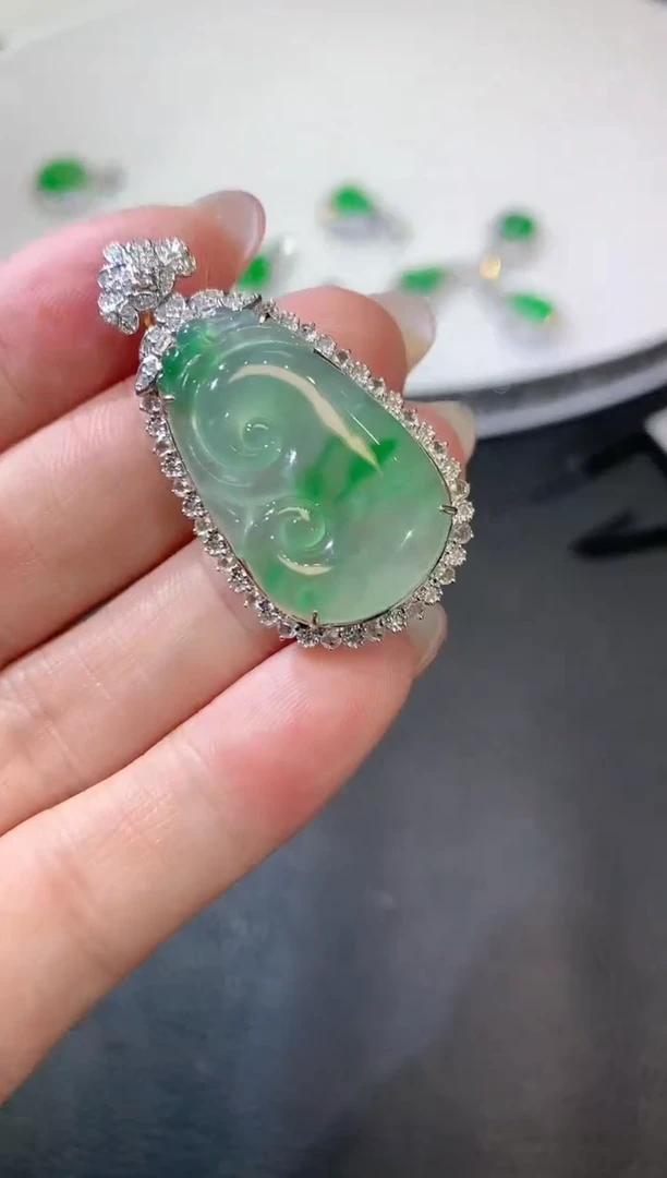 【闪购商品】翡翠吊坠(不含链)18K金镶嵌F66