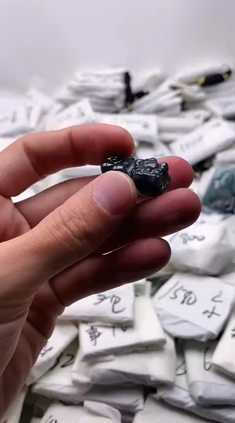 翡翠未镶嵌颈饰貔貅