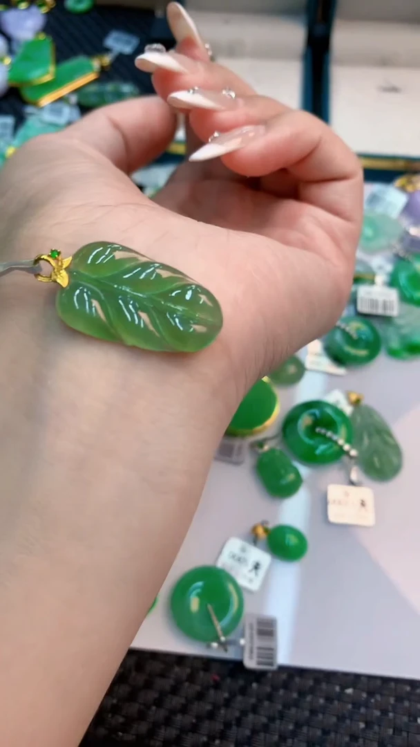 翡翠18K金镶嵌吊坠(不含链)1