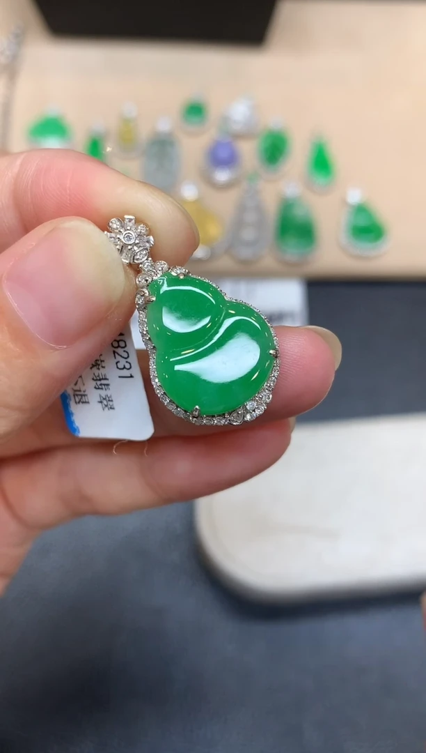 颈饰18K金镶嵌翡翠葫芦【无服务费