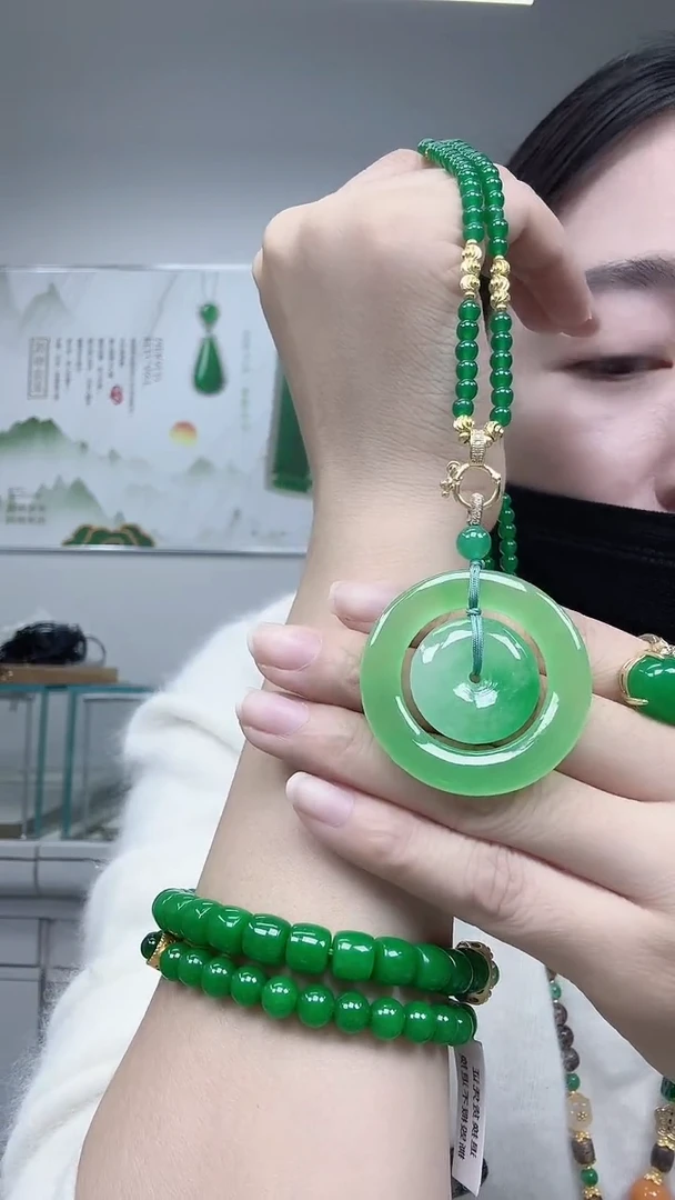 颈饰未镶嵌翡翠绿环环相扣一套