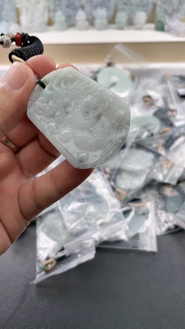 翡翠未镶嵌颈饰..../7/17/ 101