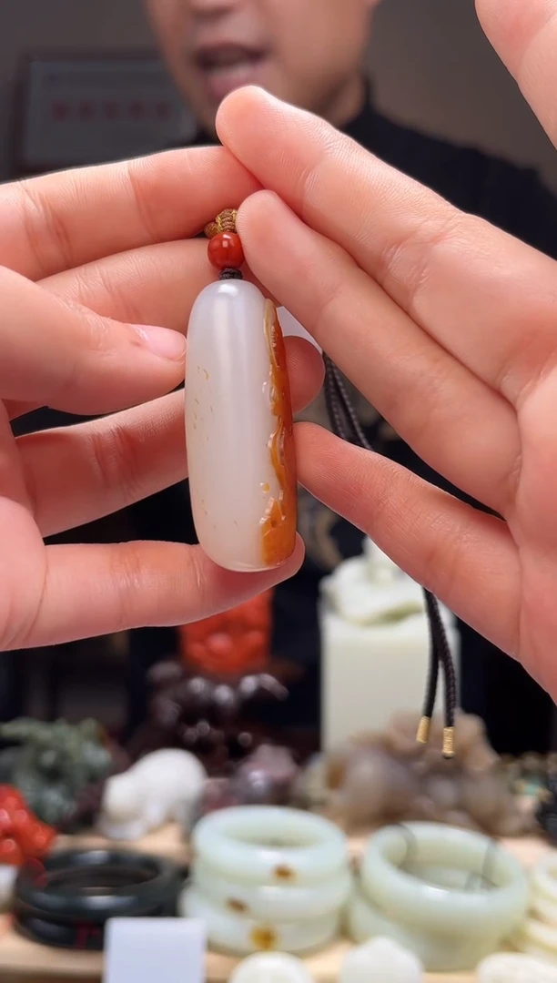 颈饰未镶嵌和田玉吊坠