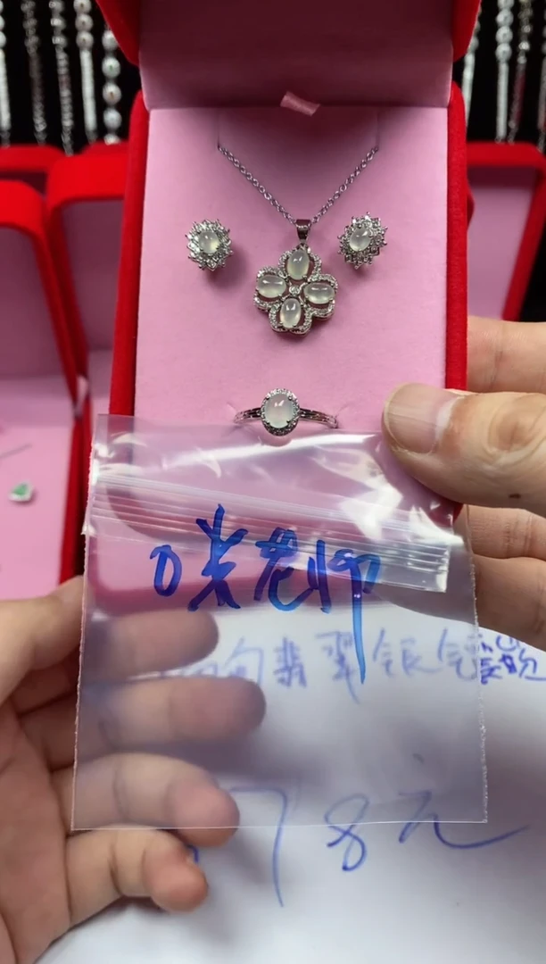 未镶嵌戒指翡翠咪*师翡翠吊坠