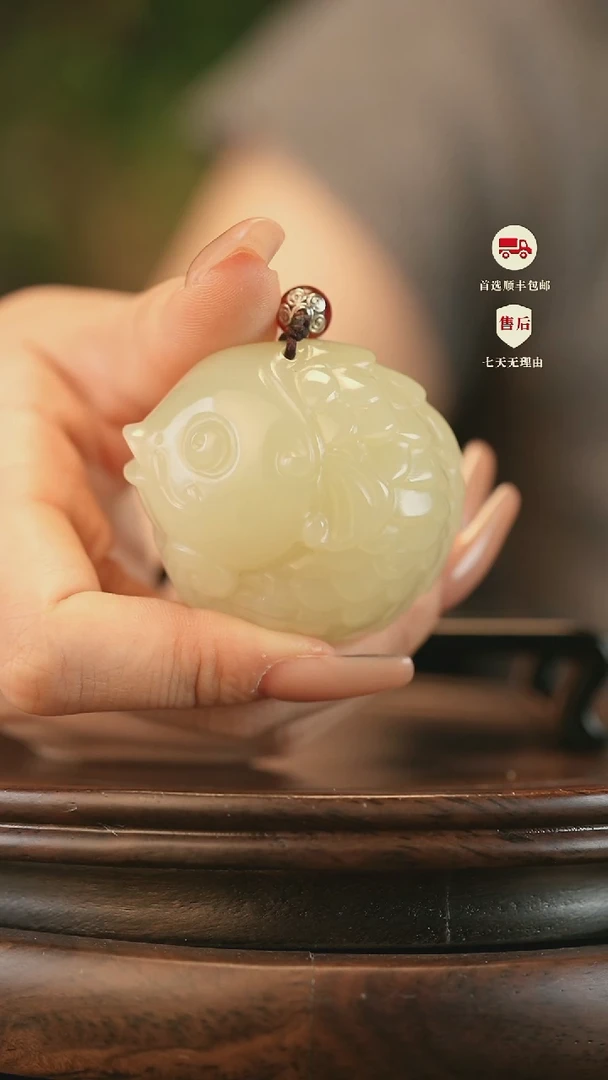 云南石竹叶青雕刻：年年有余手把件挂件