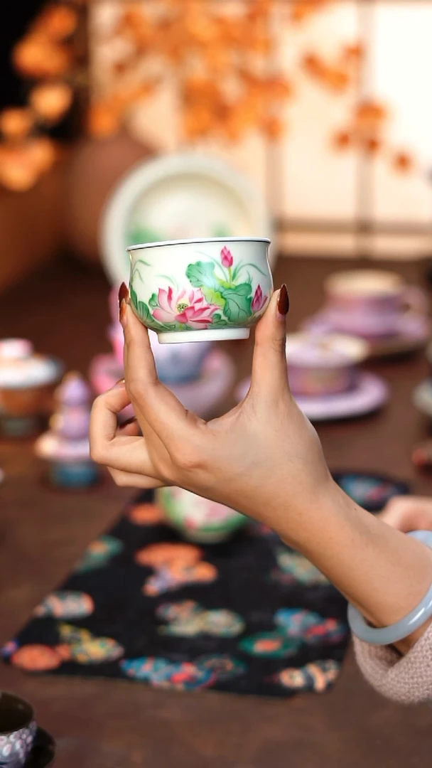 米黄手绘荷花炉式杯