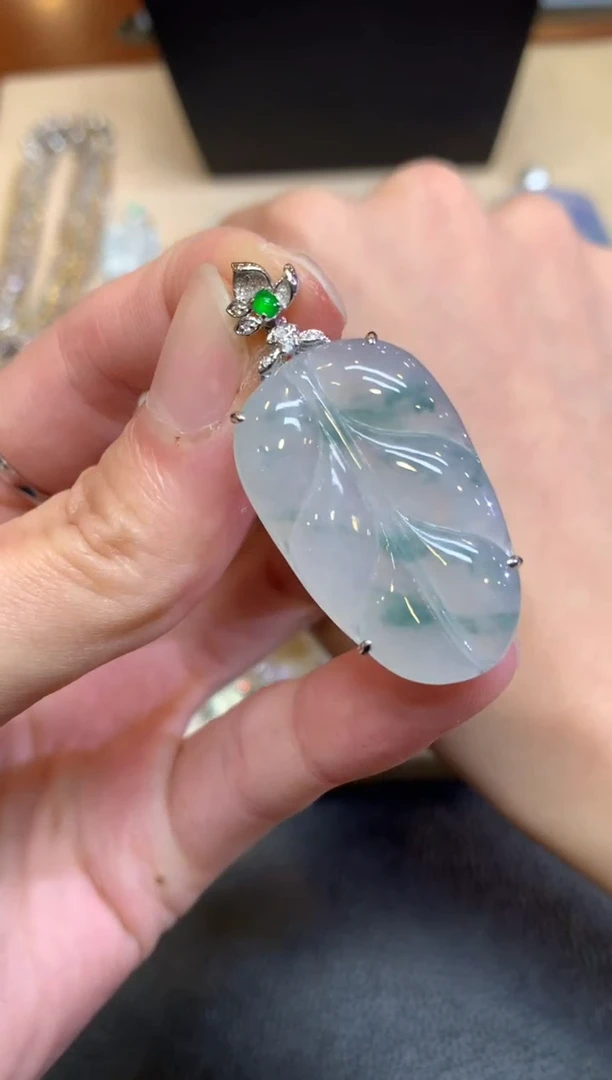 【闪购商品】翡翠颈饰18K金镶嵌叶子【无服务费】