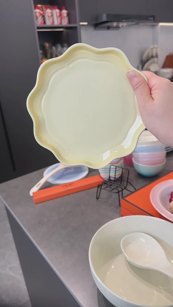 【闪购商品】瓷炻彩花边盘18CM-鹅绒黄