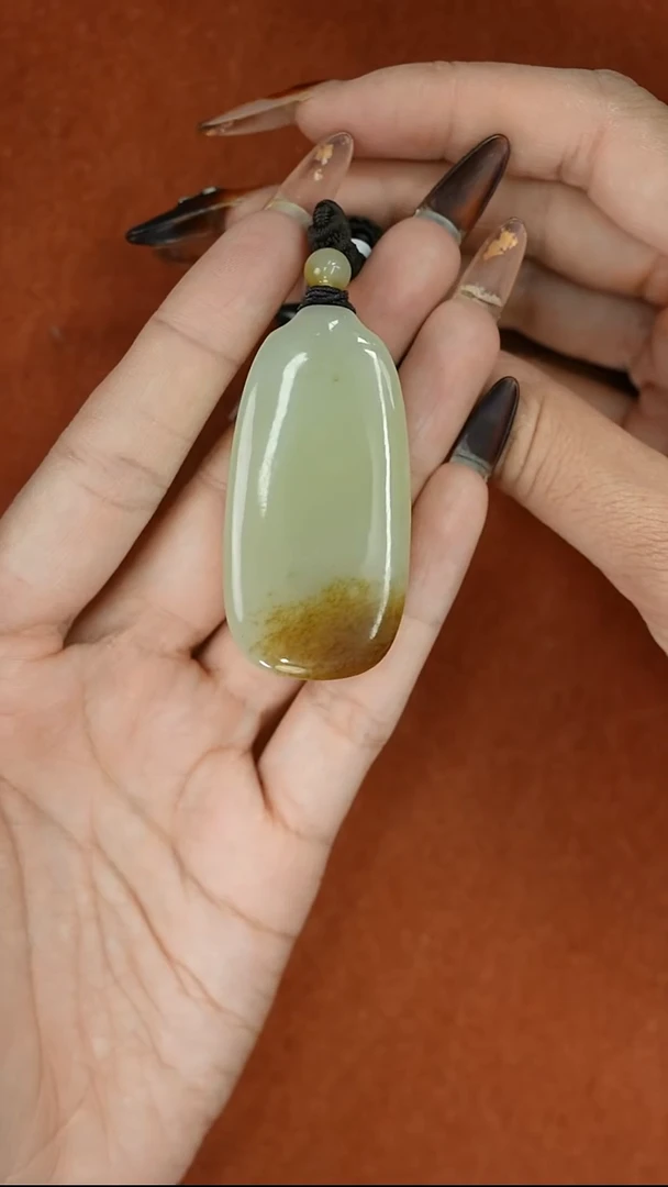 吊坠(赠链)未镶嵌和田玉且末近2微色差