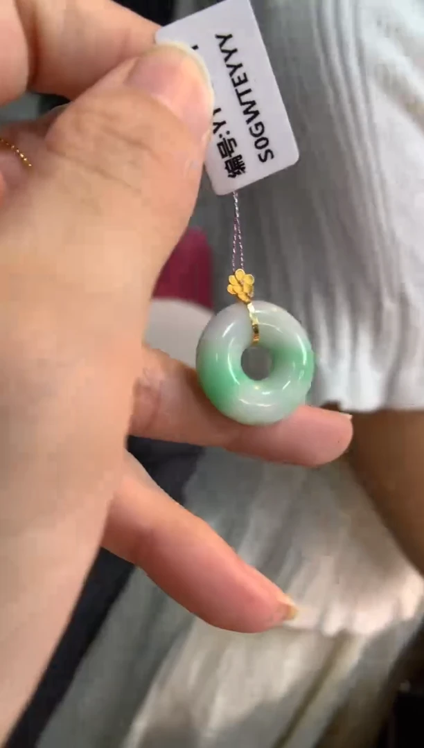翡翠18K金镶嵌颈饰甜甜圈